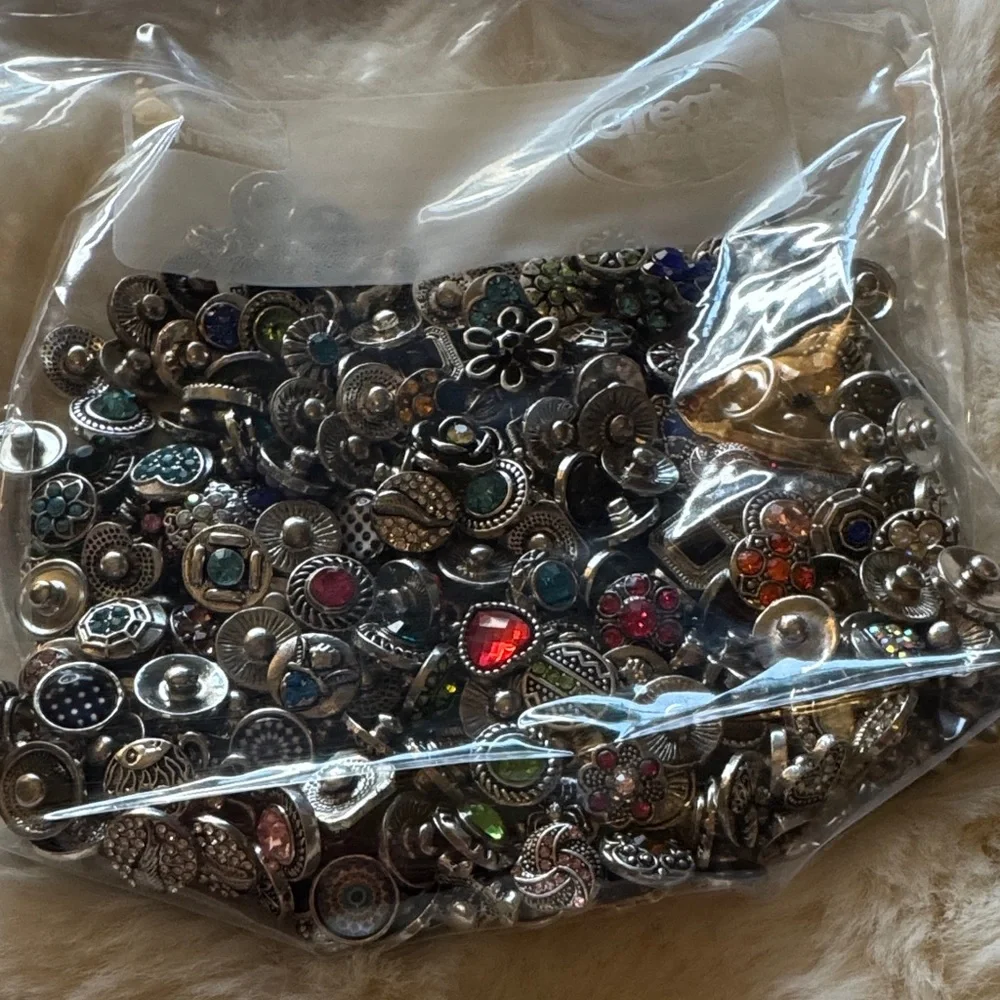 Lot of 18 mm Buttons for Snap Jewelry - Picture 2 of 4